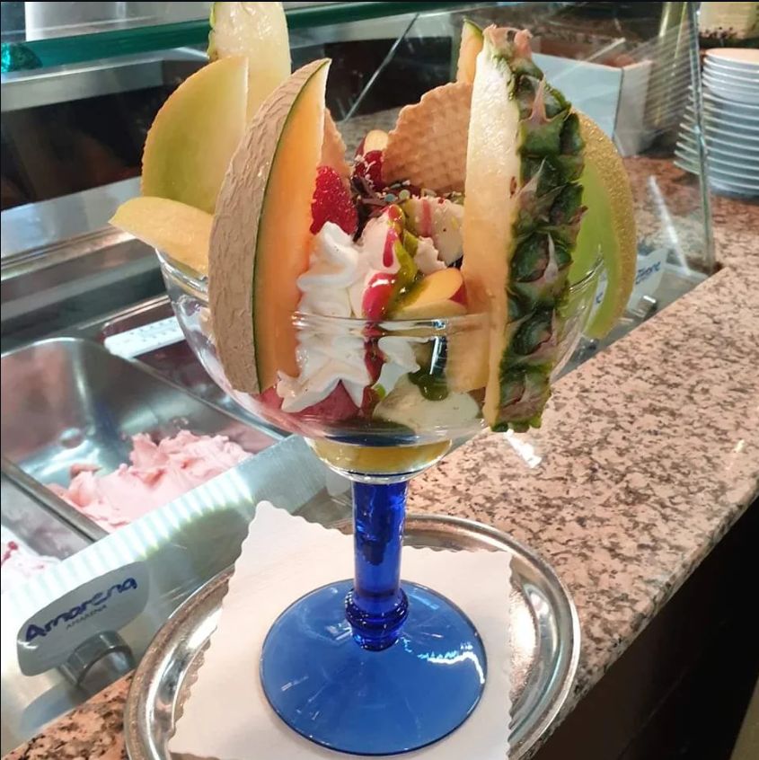 Eisbecher mit Ananas im blauen Glas