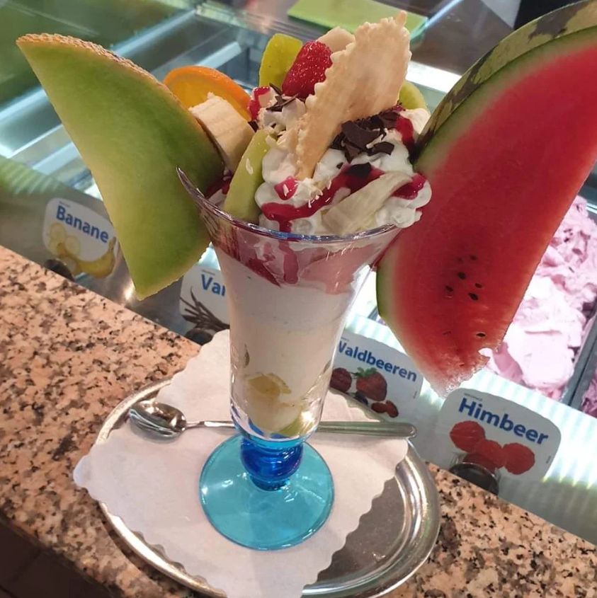 Früchtebecher mit Melone und Wassermelone