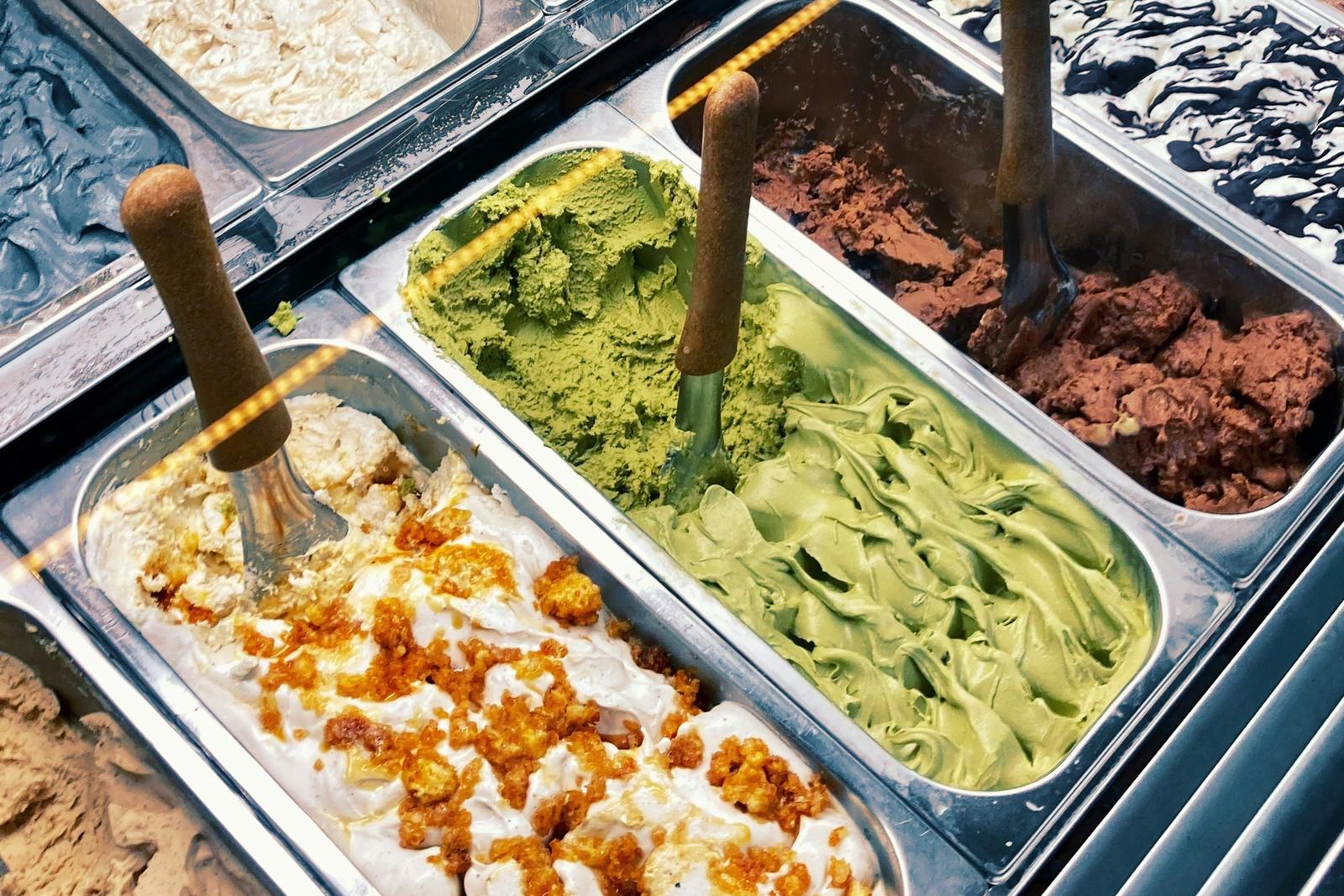 Eistheke mit verschiedenen Eissorten