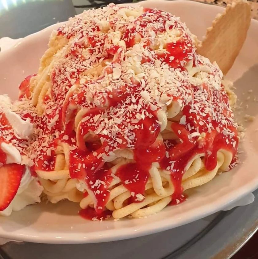 Spaghetti-Eis mit Erdbeersoße