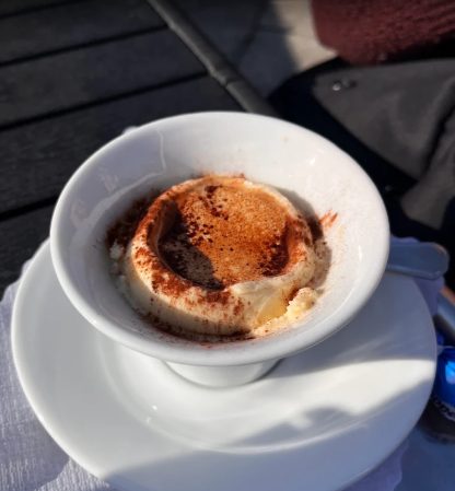 Tiramisù mit Kakao in einer Schale